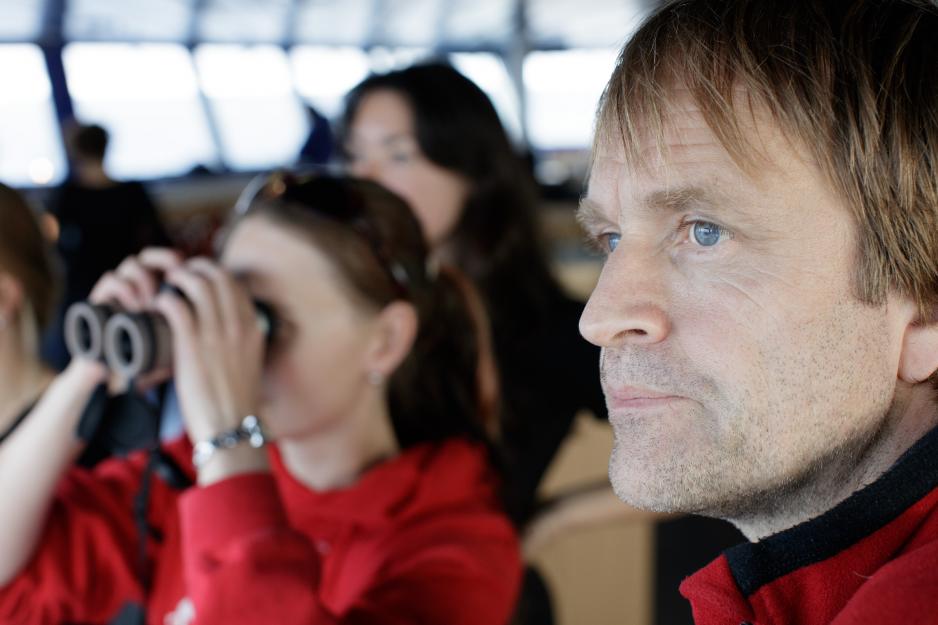 Prosjektleder for isbjørntellingen Jon Aars speider etter liv på isen fra brua på kystvaktskipet KV Svalbard.