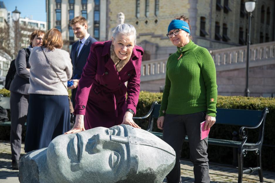 Generalsekretær Gammelsæter ser på skulpturen