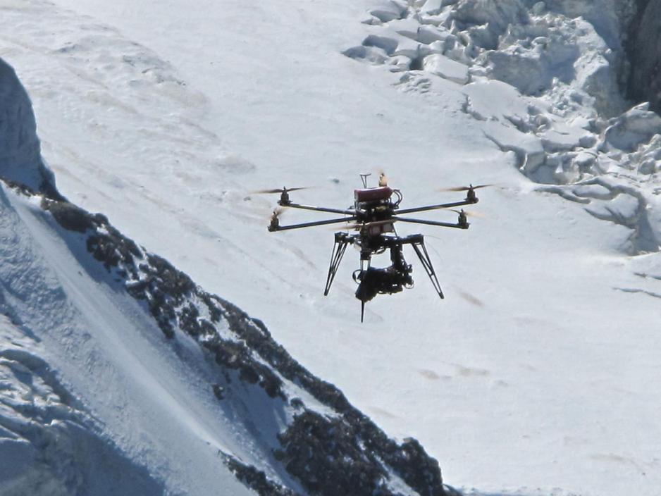 Det stilles tøffe krav til bruk av droner under arktiske forhold. (Foto: Tangopaso, Wikimedia Commons).