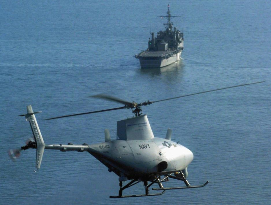 US Navys drone, FireScout, går inn for landing på USS Nashville i Atlanterhavet. Denne dronen kan fly i fire timer og dekke en distanse på 110 nautiske mil. (Foto: Kallemax, Wikimedia commons).