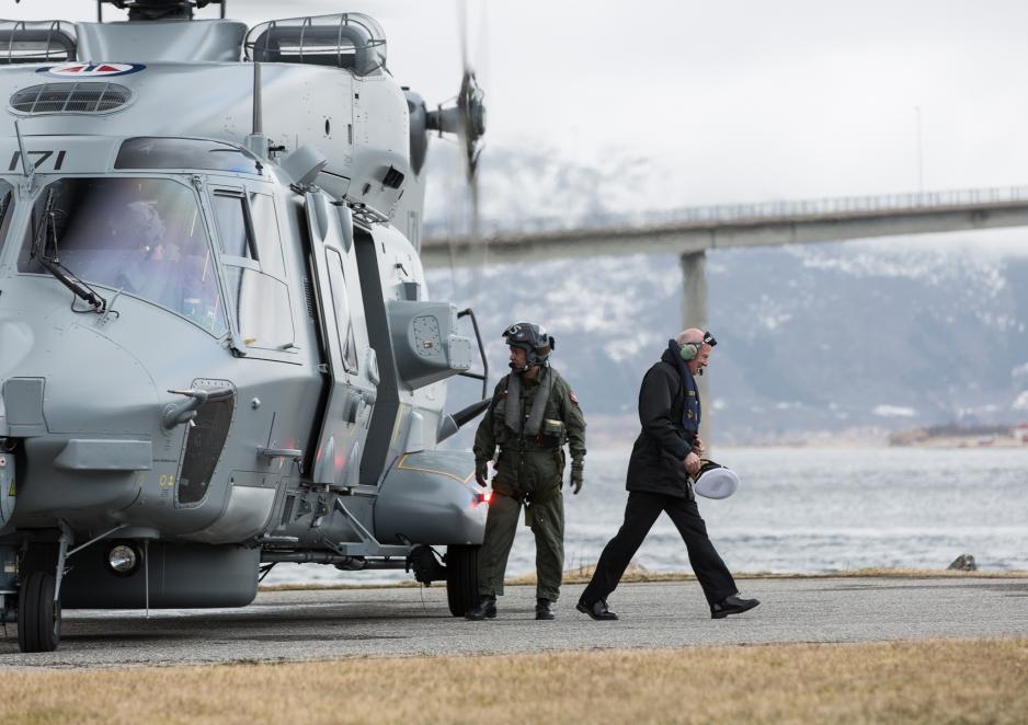 Forsvarssjef admiral Haakon Bruun-Hanssen i et NH90 helikopter / Chief of the norwegian defence admiral Haakon Bruun-Hanssen arrives in a NH-90 helicopter