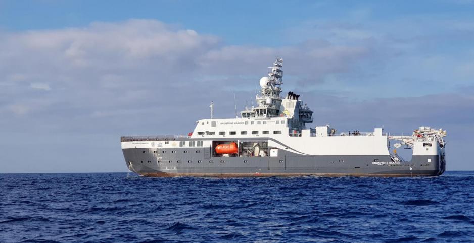 Norges nye polarforskningsskip RV Kronprins Haakon til havs. (Foto: Øystein Mikkelborg/Norsk Polarinstitutt)
