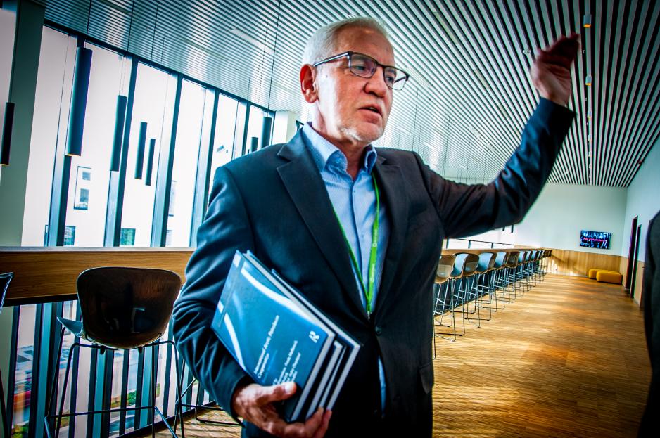 Frode Mellemvik, direktør ved High North Center og professor ved Handelshøgskolen i Bodø, forteller at scenario-forskningen er frigjort fra nåtiden og strekker seg mange år fram i tid. (Foto: Christine Karijord)