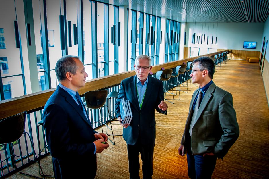 Boken «International Arctic Petroleum Cooperation – Barents Sea scenarios» handler om framtidstanker omkring Norsk-Russiske muligheter og utfordringer Barentshavet. Forskere fra Universitetet i Stavanger, Bodø og Moskva, Norsk Utenrikspolitisk Institutt (NUPI) og Aquaplan Niva har i et historisk sett unikt samarbeid på tvers av to kulturer, sett på tre ulike fremtidsbilder i Barentshavet. Frode Mellemvik, Anatoli Bourmistrov og Alexei Bambulyak diskuterer forskningen.  (Foto: Christine karijord