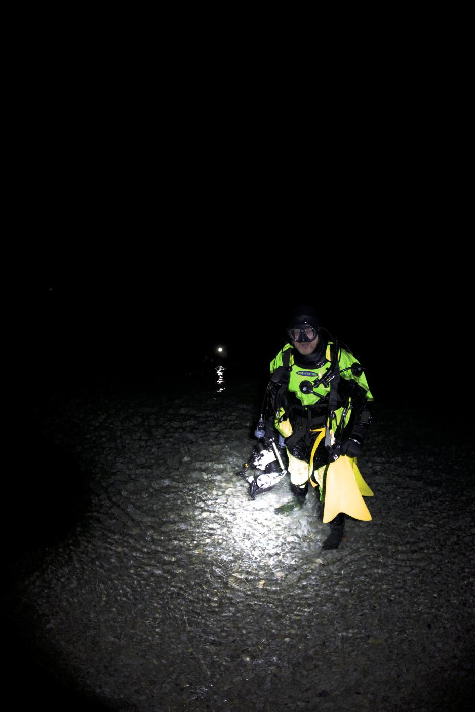 Professor Geir Johnsen opp av vannet etter endt dykk. Foto: Jørgen Berge, UNIS.