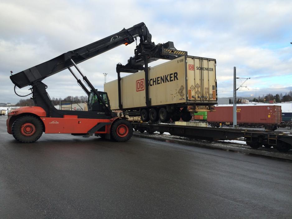 DB Schenker vil gjerne flytte flere containere fra bil til tog. (Foto: DB Schenker)