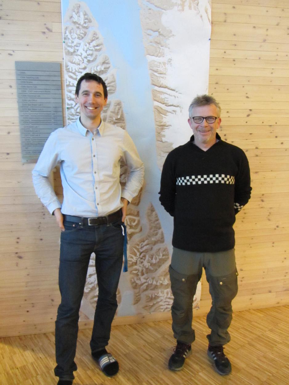 Anatoly Sinitsyn (f.v.) og Jomar Finseth utgjør den faste staben ved kontoret på Svalbard. Foto: Sintef Byggforsk