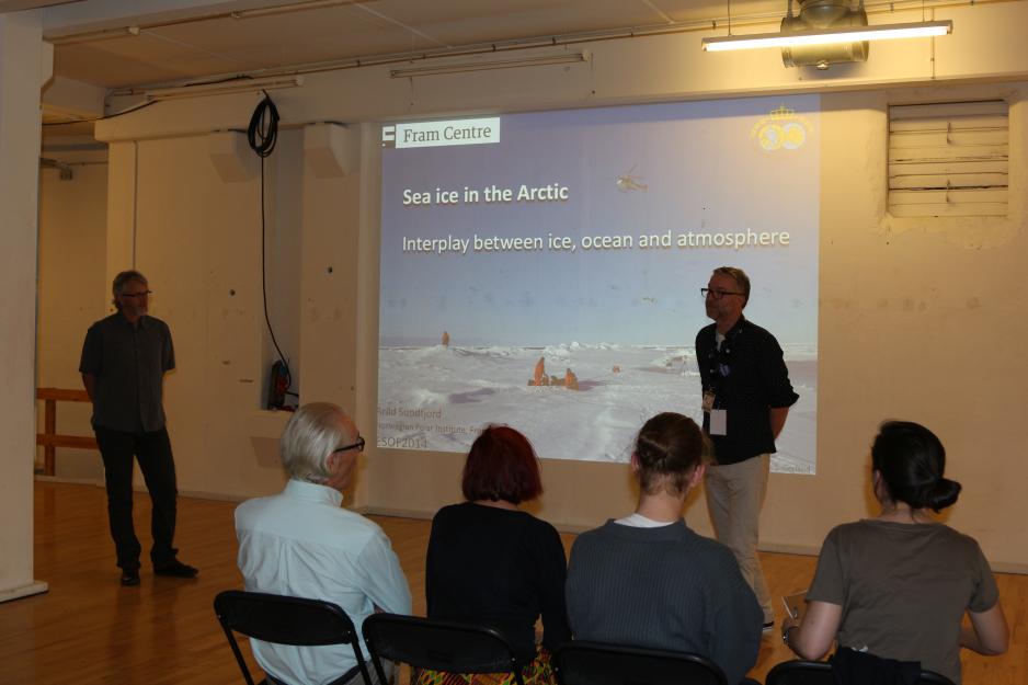 Formidlingskoordinator Helge Markusson har i løpet av festivalen ønsket mange tilhørere velkommen til foredrag hos Framsenteret. Foto: Linda Storholm