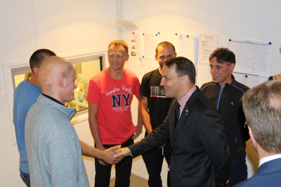 Utenriksminister Radoslaw Sikorski fikk møte noen av de polske ansatte ved MaxMat. Foto: Linda Storholm