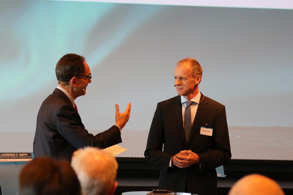 Adm. dir. Sturla Henriksen i Rederiforbundet (t.h.) sammen med moderator Todd Benjamin. Foto: Linda Storholm