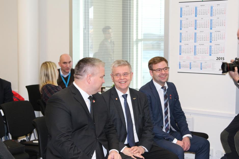 Tidligere varaordfører i Bodø, nå statssekretær Tom Cato Karlsen (Frp) (f.v.), ordfører i Bodø Ole Hjartøy (H) og varaordfører Allan Ellingsen (Frp). (Foto: Linda Storholm)