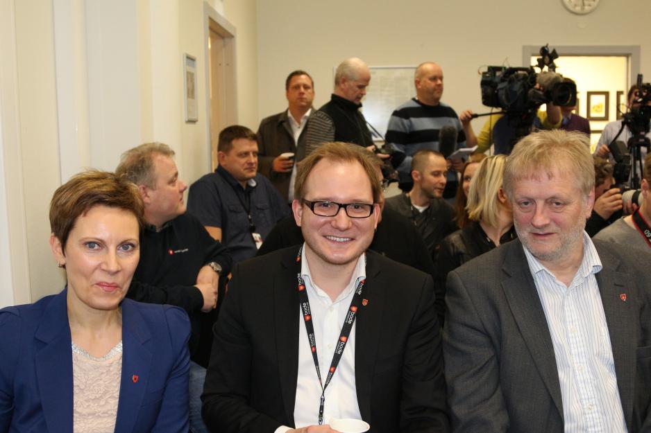Prosjektleder for Ny by ny flyplass Daniel Bjarmann-Simonsen (i midten) sammen med utviklingsdirektør i Bodø Grete Kristoffersen og rådmann Rolf-Kåre Jensen. (Foto: Linda Storholm)