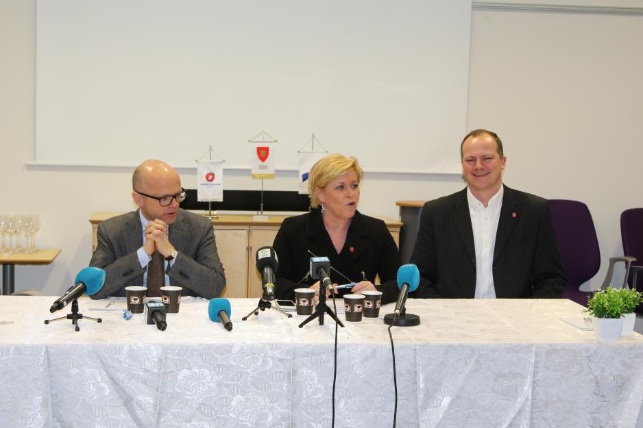 Statsrådene Vidar Helgesen (H), Siv Jensen (Frp) og Ketil Solvik-Olsen (Frp) presenterte dagens gladsak på Bodø lufthavn i dag. (Foto: Linda Storholm)