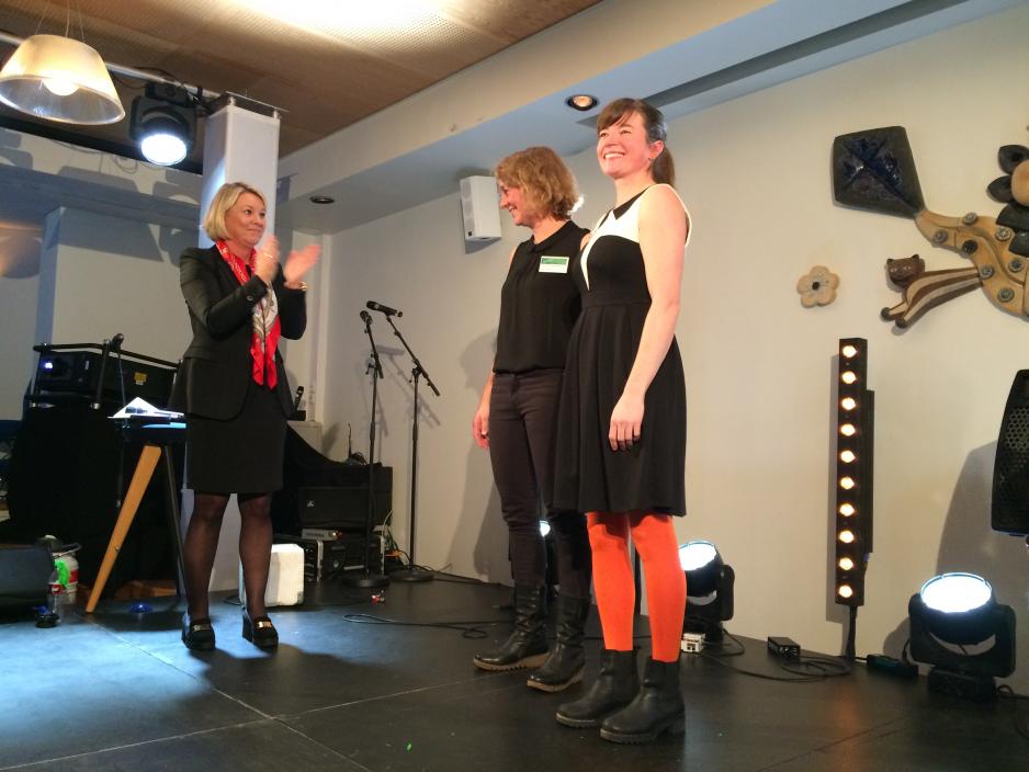 Kriss Rokkan Iversen (f.h.) og Kjersti Eline Tønnessen Busch i SALT applauderes av næringsminister Monica Mæland. Årets gründerkvinner. Foto: Martine Røiseland, Nærings- og fiskeridepartementet