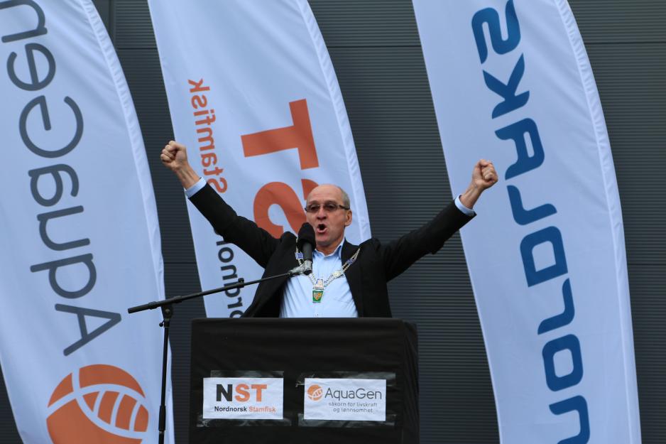 Yes! Yes! Yes! Yes! Jeg er så glad for denne etableringen! Ordfører Asle Schrøder spredte stor begeistring under åpningen onsdag. (Foto: Linda Storholm)