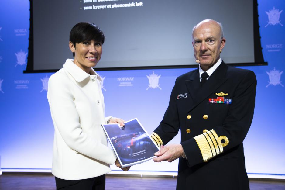 Forsvarssjef admiral Haakon Bruun-Hanssen overrakte sitt fagmilitære råd til Forsvarsminister Ine Eriksen Søreide under en pressekonferansen.