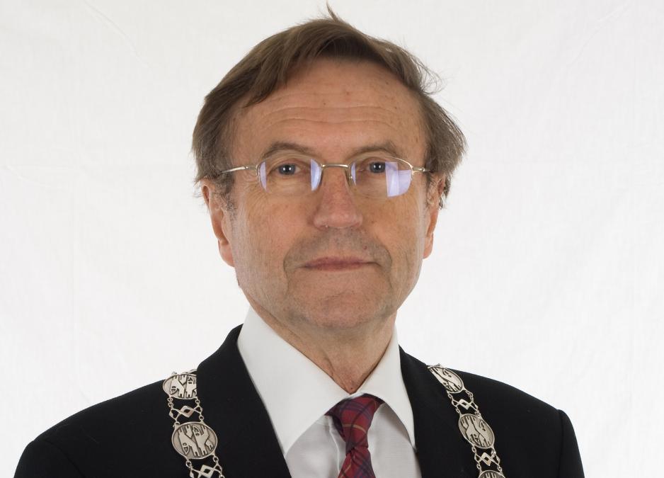 Etter et rødt valgskred i Tromsø, ser det ut for at Arbeiderpartiets Jarle Aarbakke (72) kan overta ordførerkjedet.