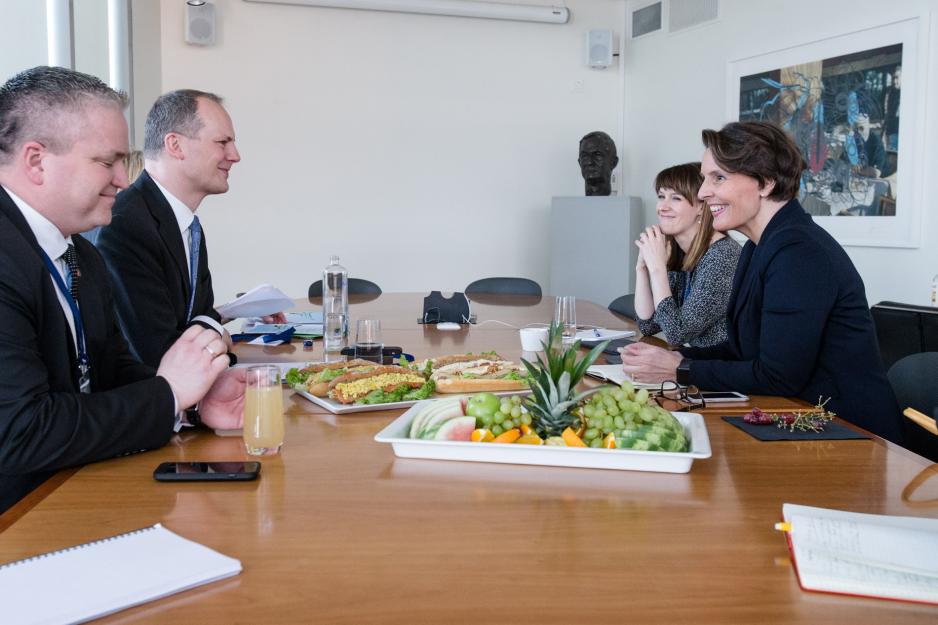 - I believe there will be a ‘bonanza’ in Kirkenes, Norway, the very moment we get an impulse from Finland, says State Secretary Tom Cato Karlsen of the Norwegian Ministry of Transport and Communications. Here meeting with the Finnish Minister of Transport and Communications Anne Berner and her Norwegian counterpart Ketil Solvik-Olsen. (Photo: Audun Braastad/Scanpix)