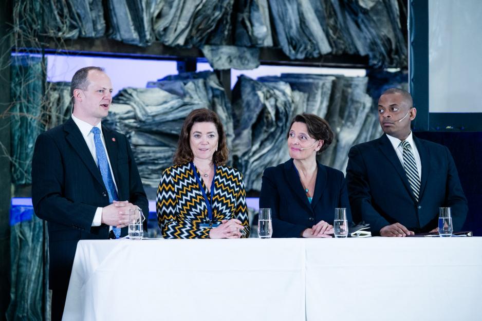 There has been dialogue over time between Norwegian Minister of Transport and Communications Ketil Solvik-Olsen and his Finnish counterpart Anne Berner. Here photographed during ‘Transport Solutions for the Future’ in 2016. (Photo: Audun Braastad/Scanpix)