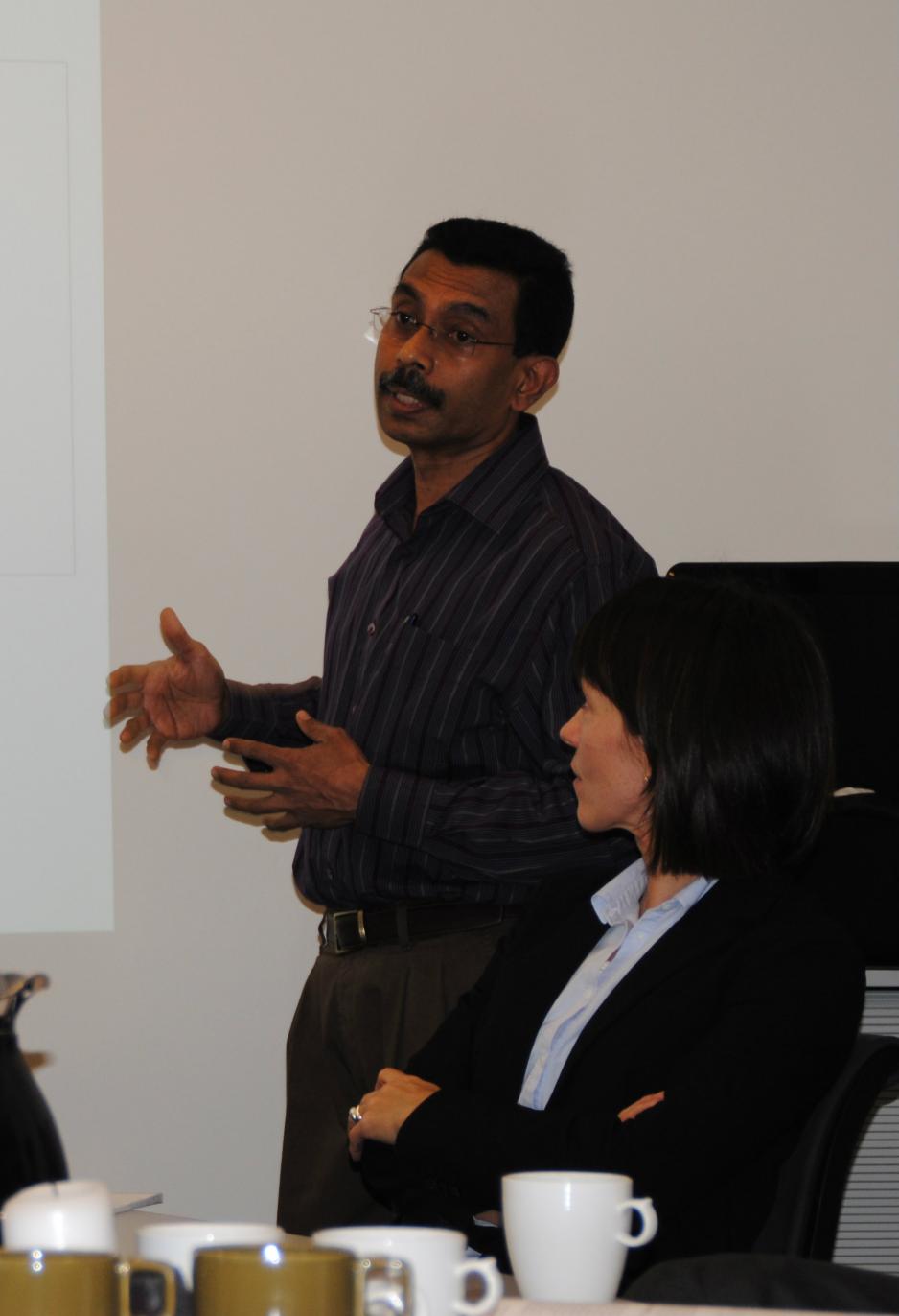 Professor Kiron Viswanath forteller om potensialet som ligger i dyrking av mikroalger. I forgrunnen direktør Nina Ellingsen Høiskar ved Fakultet for biovitenskap og akvakultur (FBA) ved UiN. (Foto: Arne F. Finne).
