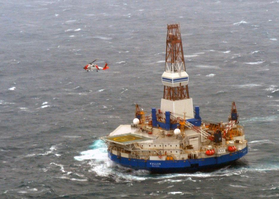 Kulluk, en av riggene Shell brukte, og som havarerte under dramatiske omstendigheter, i desember 2012. (Foto: Jonathan Klingenberg, U.S. Coast Guard).