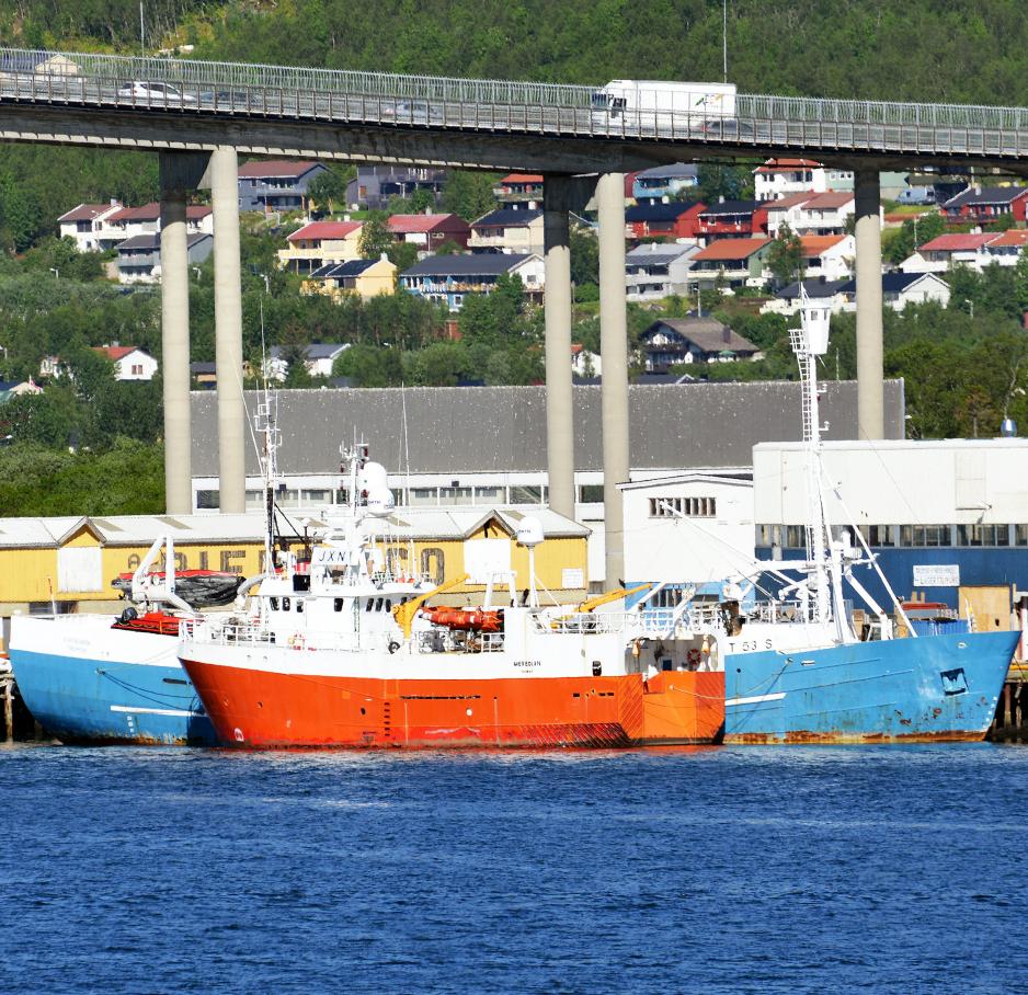 MS Kvitbjørn (med blått skrog) i Tromsøsundet med F/F Meredian. (Foto: Harvey Barrison, Wikipedia commons).