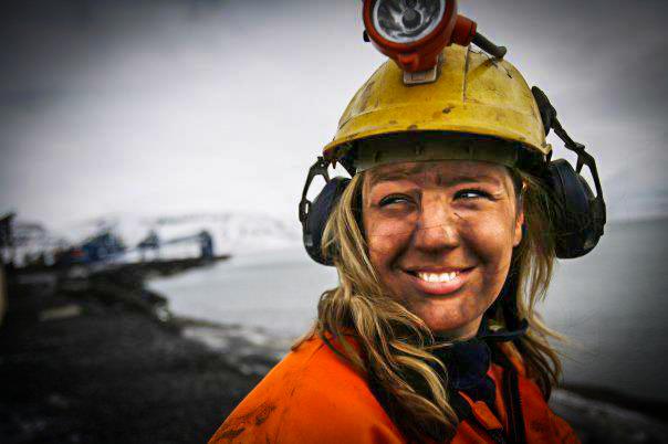 Linda Norberg (40) elsker jobben i gruvene på Svalbard. (Foto: Privat)