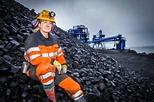 Linda Norberg (40) håper det vil komme en løsning på kullkrisen på Svalbard. (Foto: Privat)