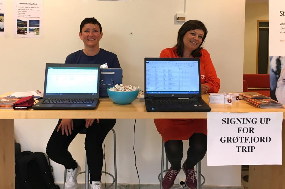 Jill Larsen and Line Vråberg on stand, receiving registrations from new international students who want to join a day trip to Grøtfjord in relation to Debut Week International (Photo: ASWO)