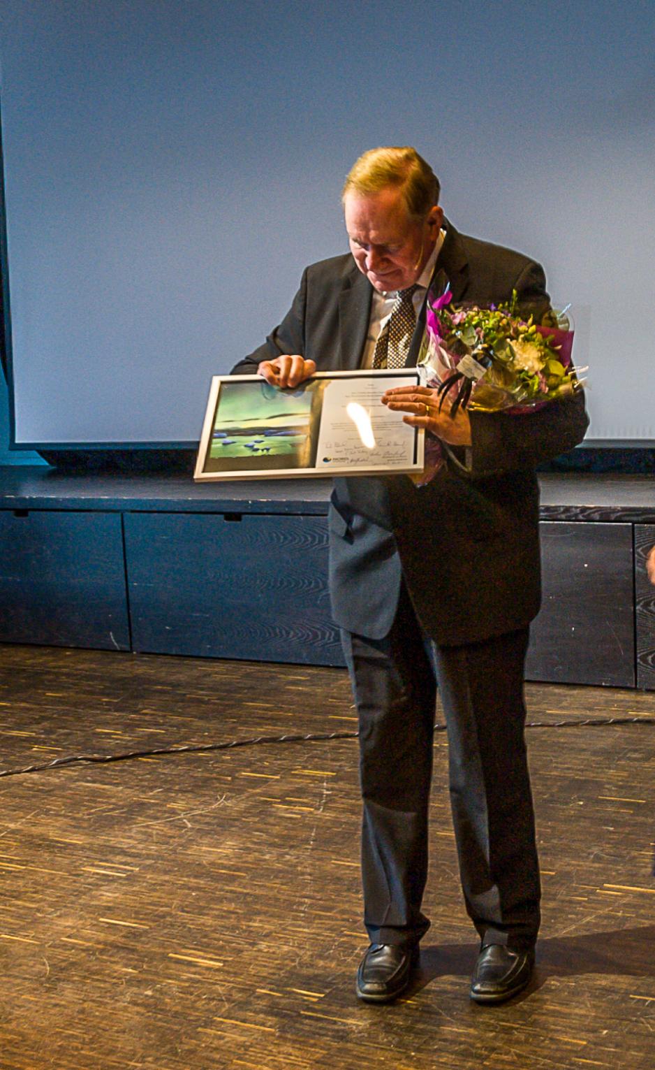 Her mottar en rørt Paavo Lipponen prisenHigh North Hero 2016. (Foto: Christine Karijord)