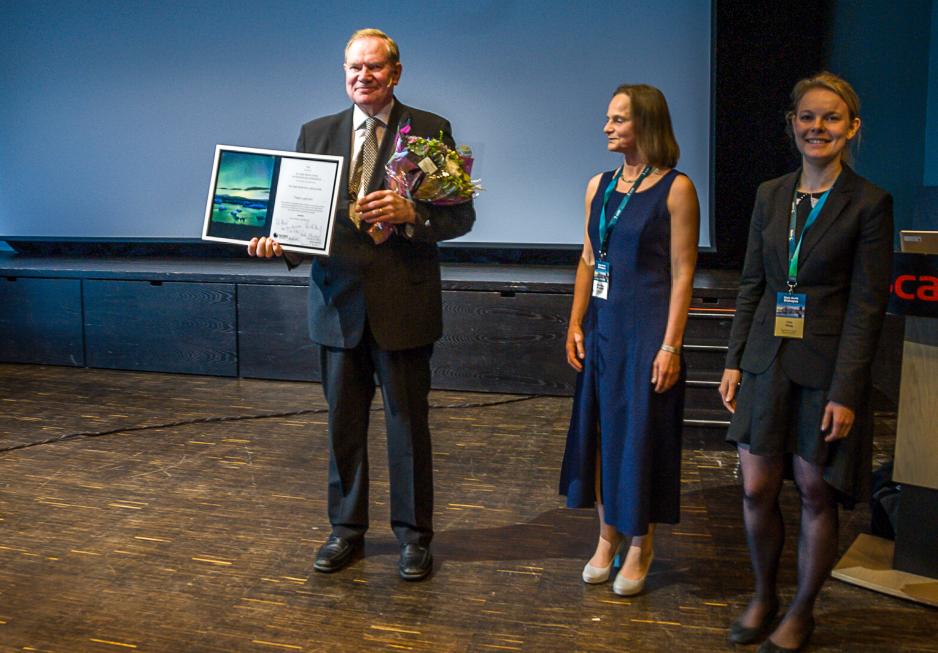 Paavo Lipponen was honored with the price High North Hero. Here together with jury member Hege Berg Thurmann (leader of Arctic Group DNV GL Oil & Gas) and Line Kristin Haug (advisor at the High North Center, North University). (Photo: Christine Karijord)