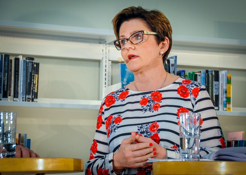 Lisbeth Berg-Hansen, former Minister of Fisheries (Labour) and co-owner of SinkabergHansen AS, represented two interests at the same time during the public meeting in Stormen Library, Bodø. – Where was I when this came up? I was surprised to hear that the ministries and authorities were the bad guys, I really was, she sad in response to Matthias Kaiser’s revelations about research’s bad guys. (Photo: Christine Karijord)
