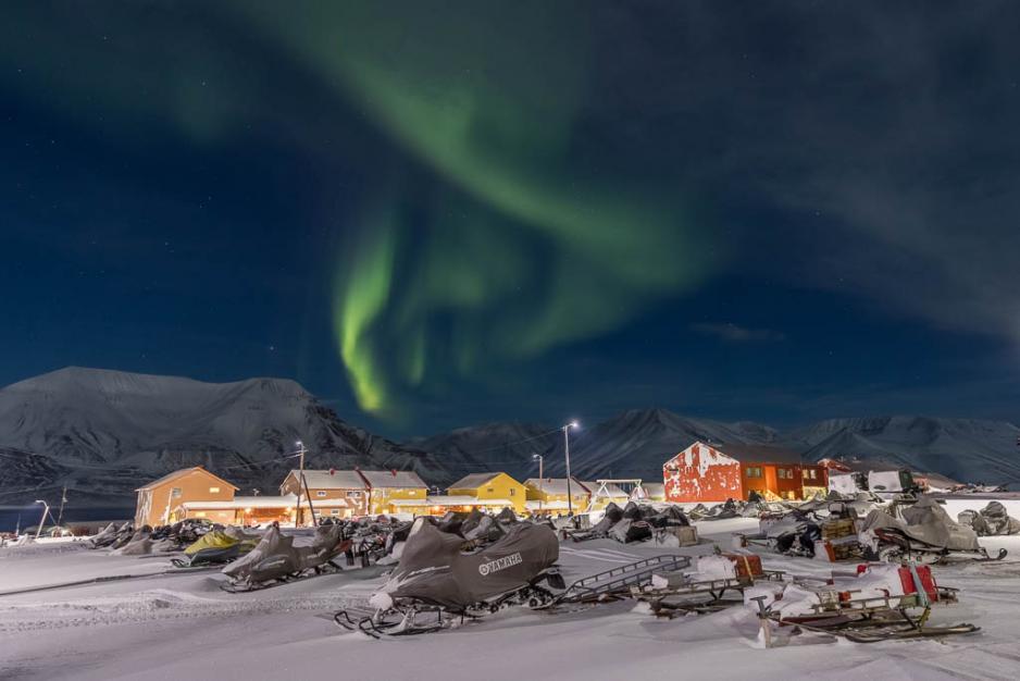 Waiting for spectacular lights over Longyearbyen is part of the excitement with a strong photo passion in Arctic areas. (Photo: Tommy Dahl Markussen)