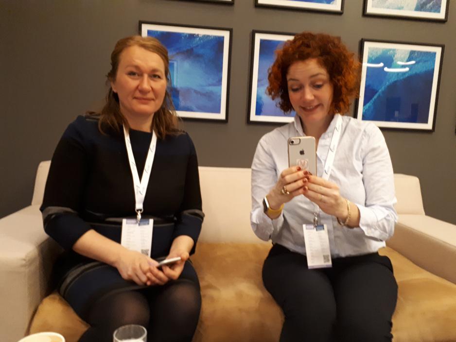 Mia Finnestrand (t.v.) og Rebekka Brox Liabø vil bidra til å begrense frafallet fra videregående skole gjennom individuell tilpasning, spillteknologi og bygging av selvtillit. (Foto: Arne F. Finne).