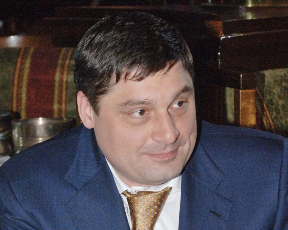 Mikhail Shishkhanov eier Asokerco Trading Limited LLC - som kjøpte DnB ut av engasjementrene i Russland. Morten Støver (under) satt i styret i den DNB-eide banken.