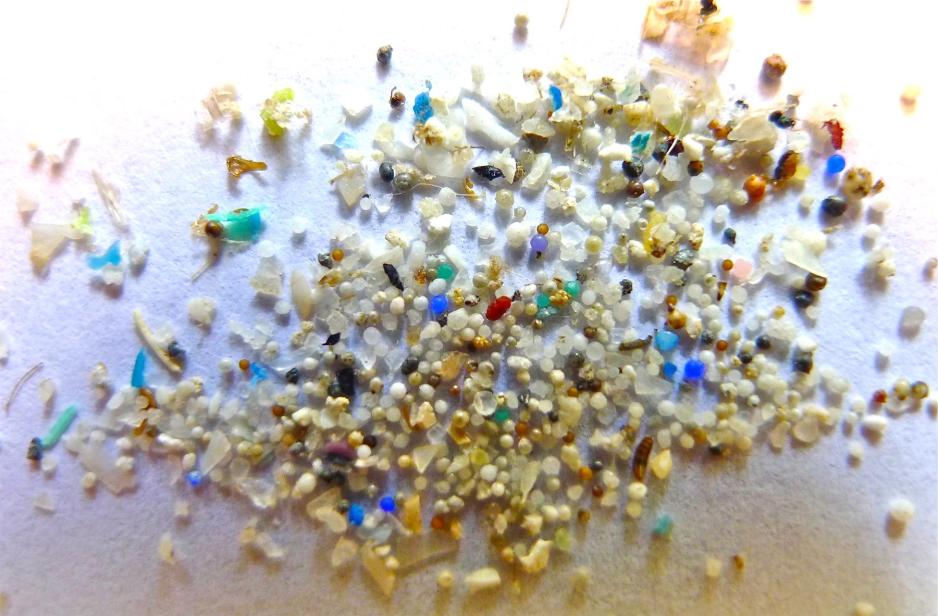 Rubbish floating around in the northern and southern Atlantic Ocean, the northern and southern Pacific Ocean as well as the Indian Ocean consists of everything from plastic bags, plastic packaging and remains of Styrofoam to pieces of fishing nets and ropes, bottles, straws and countless plastic tools from the fishing and shipping fleet. This is, over time, broken down into tiny bits of plastic. (Photo: Oregon State University/Flickr) Rubbish floating around in the northern and southern Atlantic Ocean, the northern and southern Pacific Ocean as well as the Indian Ocean consists of everything from plastic bags, plastic packaging and remains of Styrofoam to pieces of fishing nets and ropes, bottles, straws and countless plastic tools from the fishing and shipping fleet. This is, over time, broken down into tiny bits of plastic. (Photo: Oregon State University/Flickr)