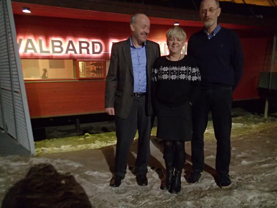 VIL VOKSE: Unis, universitetssenteret på Svalbard, er klar til å ta en større posisjon. – Men vi klarer ikke å fylle hele tomrommet som vil oppstå dersom industrien forsvinner, sier Ole Arve Misund. Her sammen med assisterende universitetsdirektør Helen Flå og avdelingsleder Ole Jørgen Lønne. (Foto: Arne O. Holm)