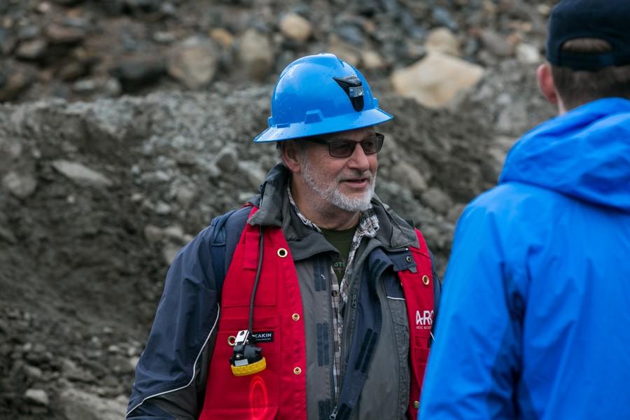 Kurt Christensen er sjefgeolog i ARC. Her er han fotografert under feltundersøkelser i gullgruven Nalunaq. (Foto: ARC)