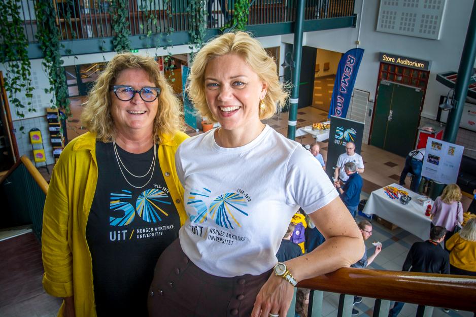 Nora Kiil og kollega Lena Glosemeyer Fangel på campus Harstad under markering av UiT Norges arktiske universitets 50-årsjubileum. (Foto: Privat)