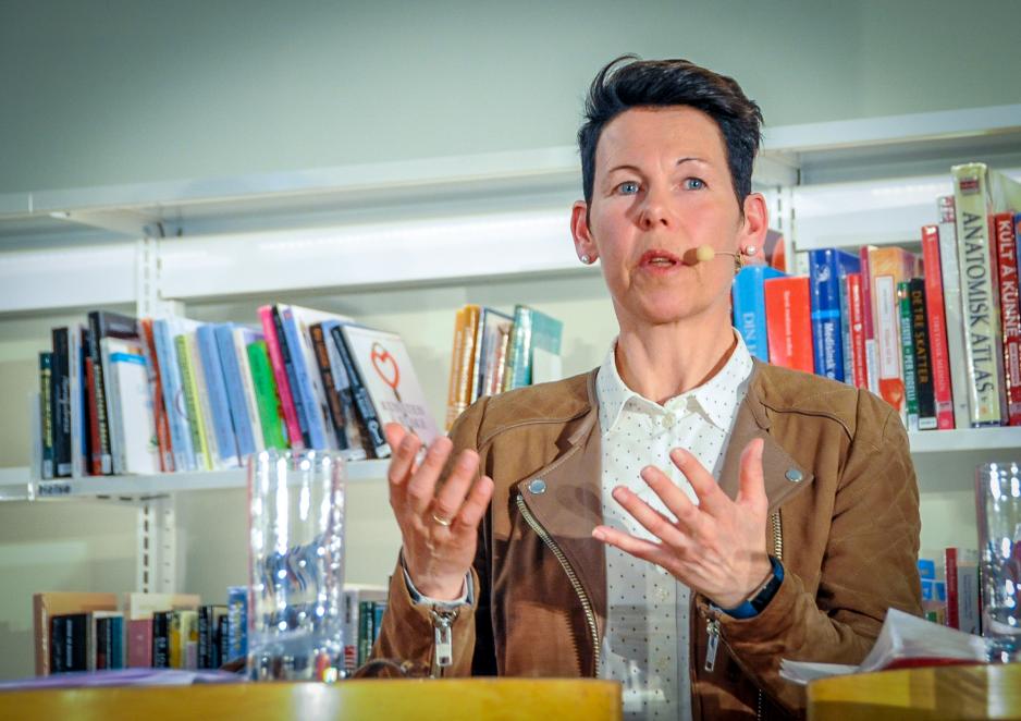 Norunn Myklebust, Managing Director of the Norwegian Institute for Natural Research, spoke of the demanding role of the researcher, between the ocean, fisheries, natural resources and conflicts. – The goings sometimes get tough, on a regular basis. We want to help looking for solutions, but it is not always easy to access this market, she said during Thursday’s debate in Stormen Library, Bodø. (Photo: Christine Karijord)
