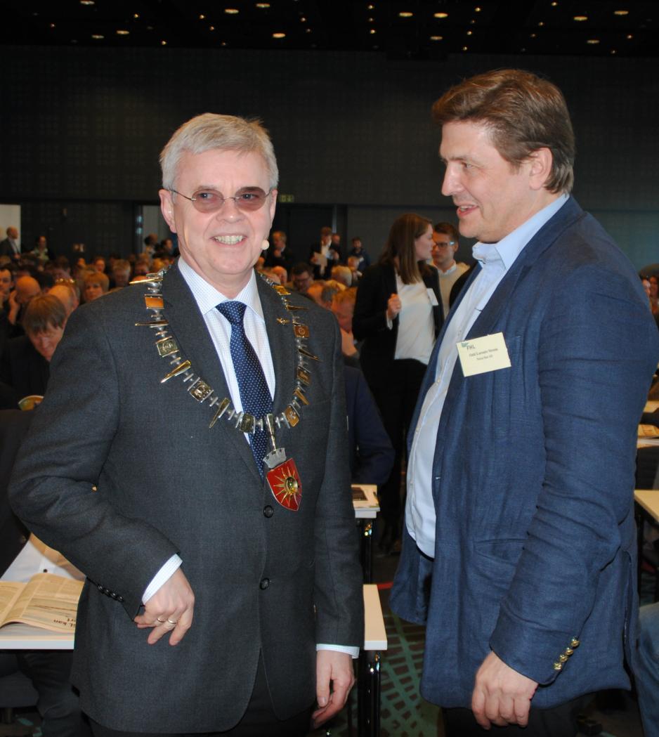 Bodøordfører Ole H. Hjartøy ønsket FHLs årskonferanse velkommen. Her i samtale med Nova Sea-sjef, Odd Lorentz Strøm. (Foto: Arne F. Finne)