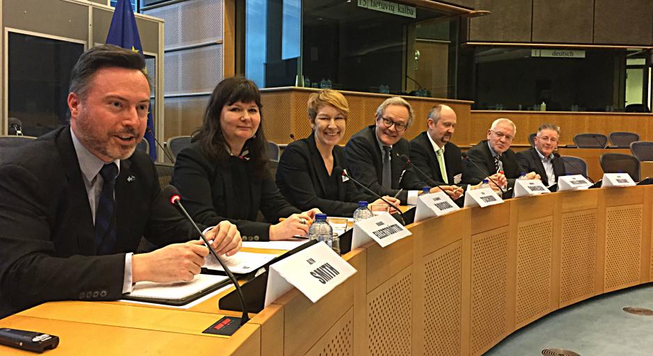 SEMINARISTER: Panelet som presenterte sine tanker for nordområdene under et seminar i Brussel i forrige uke. Fra venstre: Alyan Smith (medlem av Europaparlamentet fra Skottland), Bergis Ellertsdóttir (islandsk EU-ambassadør), Lill Harriet Brusdal (Manager Safety and Sustainability, Statoil), Felix Tschudi (Tschudi Group / Centre for High Nortg Logistics), direktør Oddgeir Danielsen (Northern Dimension Partnership on Transports and Logistics), direktør Frode Mellemvik (Nordområdesenteret, Universitetet