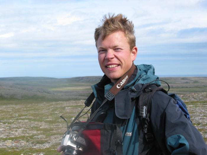 Seniorrådgiver i natur- og artsforvaltning Paul Lutnæs hos Sysselmannen på Svalbard oppfordrer hundeeiere til å ha tilsyn med hundene i tiden framover, i tillegg til å holde de i bånd. (Foto Stein Nilsen/www.nasjonalparkstyre.no)