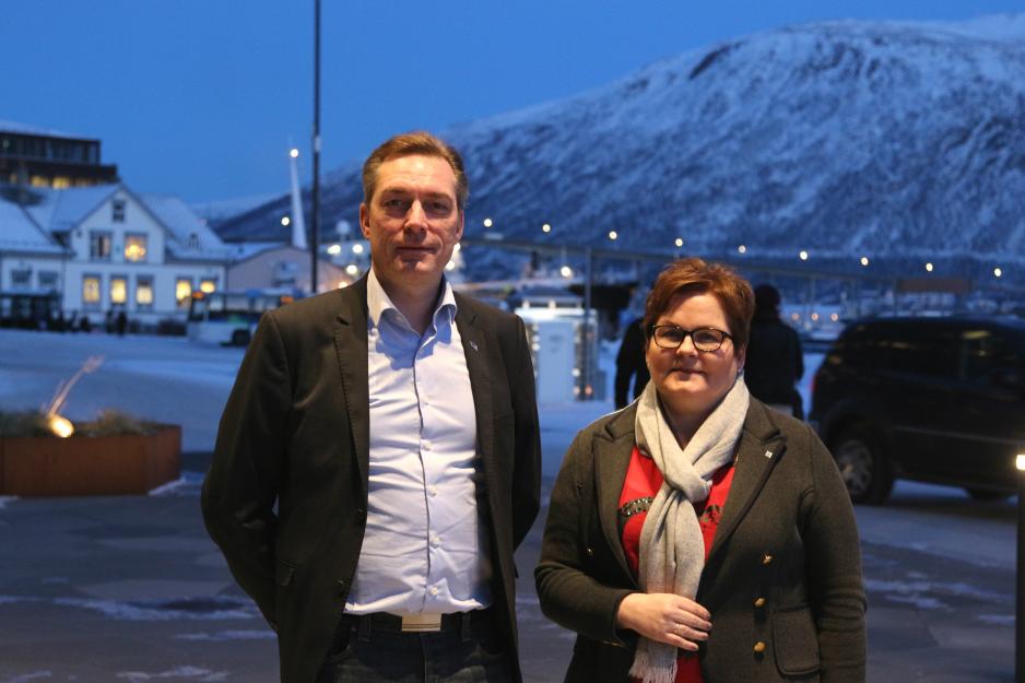 Stortingsrepresentant Frank Bakke-Jensen pg regiondirektør i NHO Finnmark, Marit-Helene Pedersen, er utålmodige på vegne av Nussir. (Foto: Linda Storholm)