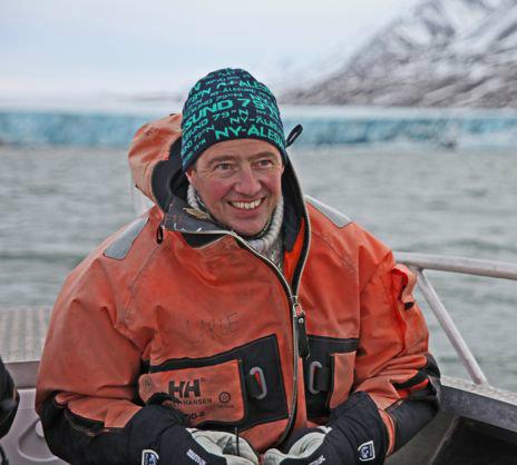 Per Erik Opseth, direktør i Kartverkets geodesiavdeling, fotografret ved Ny Ålesund. (Foto Bjørn-Owe Holmberg).