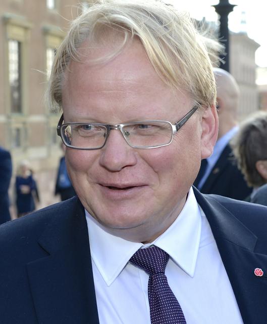 Peter Hultqvist er forsvarsminister i Sverige. Svenskene er ikke medlem av NATO, men har opplevd et økende press fra NATO-land de siste årene fordi de av mange oppfattes som et sikkerhetshull. (Foto: Wikimedia Commons/Frankie Fouganthin)
