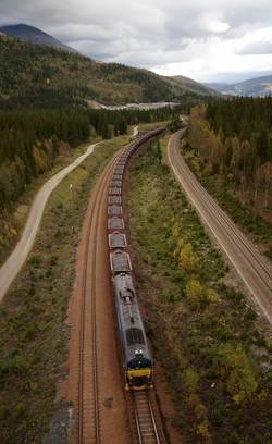 Jernmalmen fra Rana Gruber transporteres på Dunderlandsbanen ned til Mo i Rana. Dunderlandsbanen er en del av Nordlandsbanen. (Foto: Jernbaneverket)