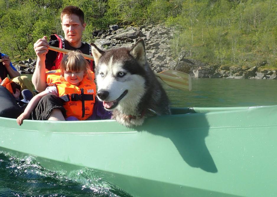 - Little Iza has an adventurous childhood with a father who loves the outdoors. (Photo: Rune Krogh)