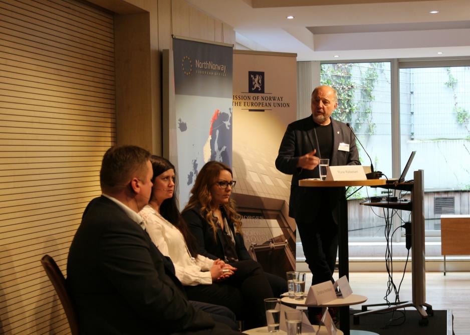 Kirkenesordfører Rune Rafaelsen foredrar for (blant andre) fylkesordfører Runar Sjåstad i Finnmark, leder av arbeidsgruppen for urfolk i Barents-Eurorådet, Christina Henriksen og Inna Feodorova fra Barents Region Youth Council i Brussel i juni i år. (Foto: Linda Storholm).