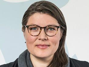 Sara Olsvig ber Hans Enoksen huske på å være leder for hele parlamentet. (Foto: Naalakkersuisut).